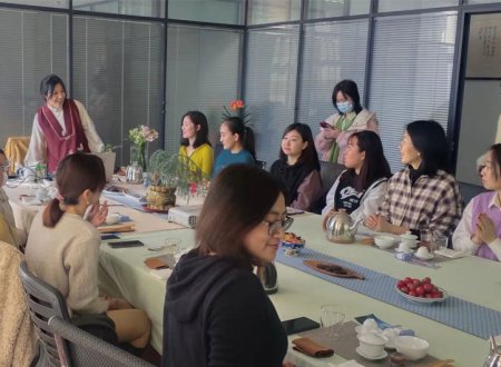 为迎接女神节，公司组织茶艺培训。